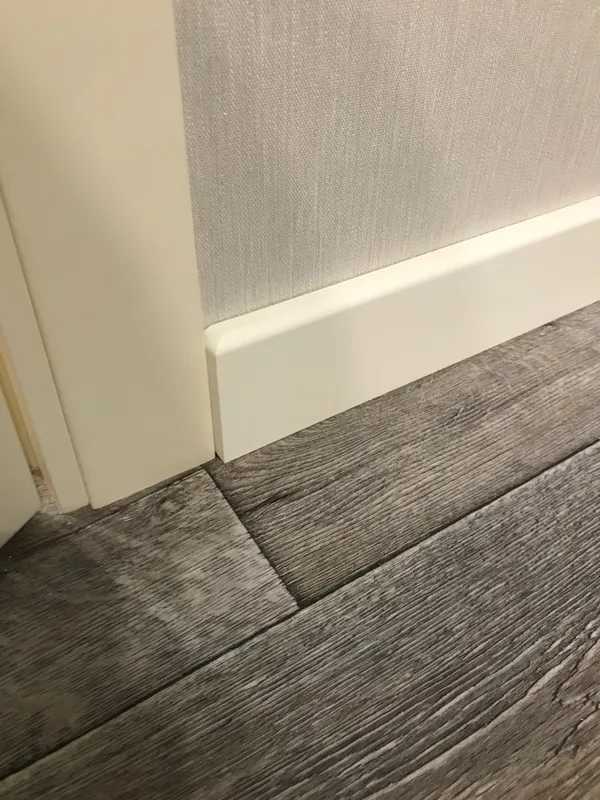 Плинтус кедр Стоунвуд. 80B 80мм 2,35м Белый