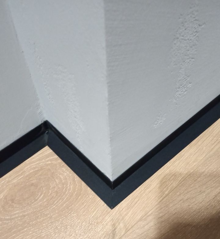 Микроплинтус SL16X25-03 16х25х1900мм Черный