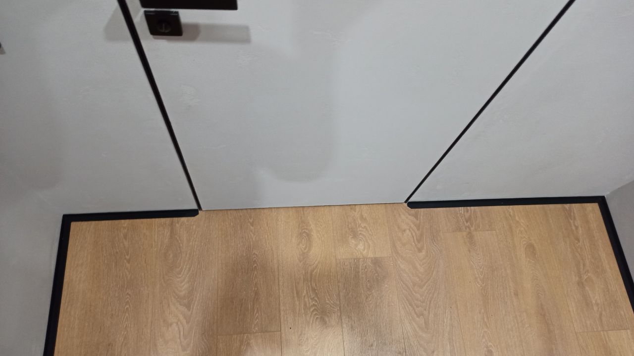 Микроплинтус SL16X25-03 16х25х1900мм Черный