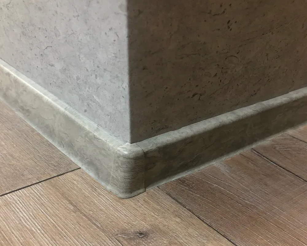 Плинтус со съемной панелью ПВХ Деконика ИДЕАЛ 55мм 2,2м. 253 Ясень серый