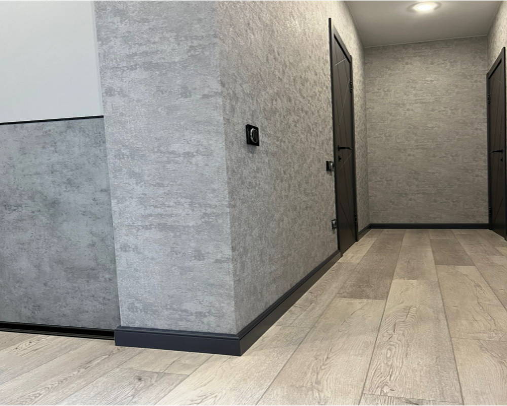 Плинтус ПОЛИСТИРОЛ HI WOOD B140 140мм х 17.5мм х 2,0м. Окраска включена в стоимость