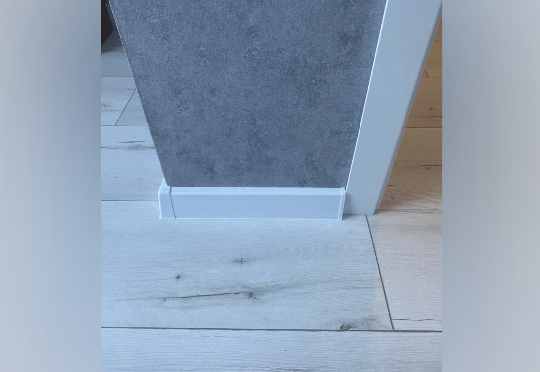 Плинтус ПВХ со съемной панелью Идеал Деконика 70 мм 001 Белый