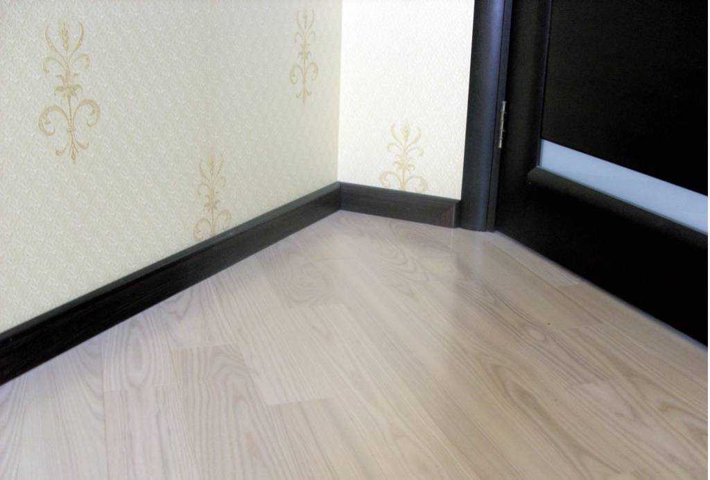 Плинтус МДФ Лука Пл 80МДФ.2700.Point line 24010 Дуб дакота темный