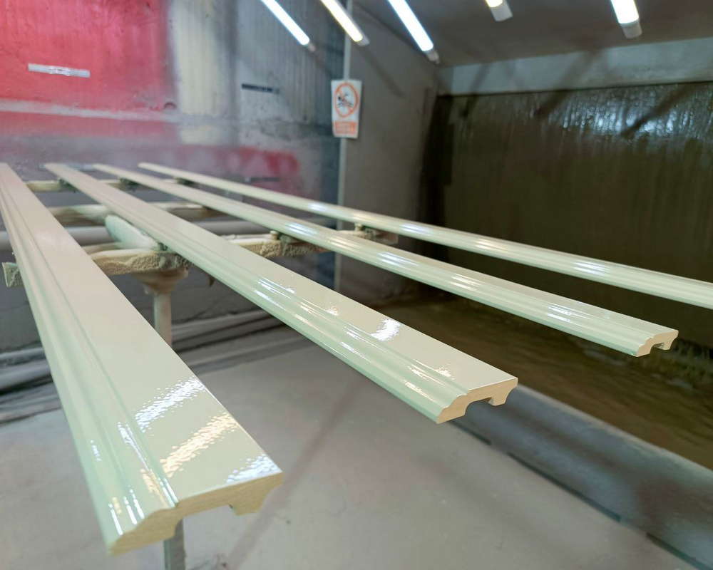 Плинтус ПОЛИСТИРОЛ HI WOOD B140 140мм х 17.5мм х 2,0м. Окраска включена в стоимость