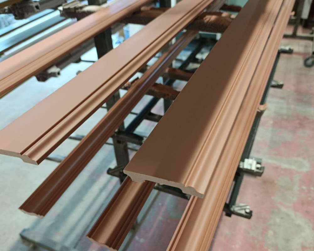 Плинтус ПОЛИСТИРОЛ HI WOOD B140 140мм х 17.5мм х 2,0м. Окраска включена в стоимость