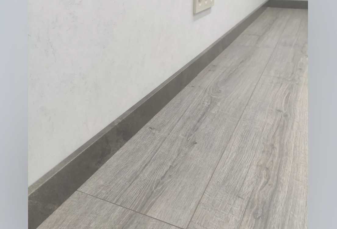 Плинтус МДФ Лука Пл 100-1МДФ.2700.Point line 24053 Ясень графит