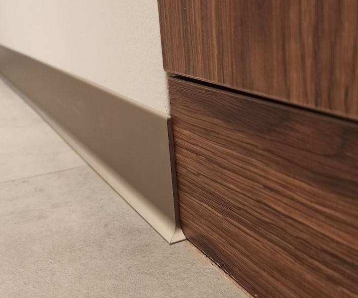 Плинтус алюминиевый Пл 100.2500.042лк Шампань