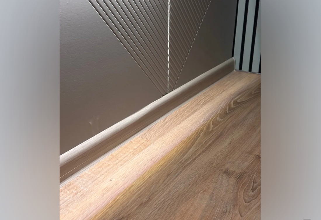 Плинтус ПВХ с кабель-каналом Рико Лео 108 Липа амурская