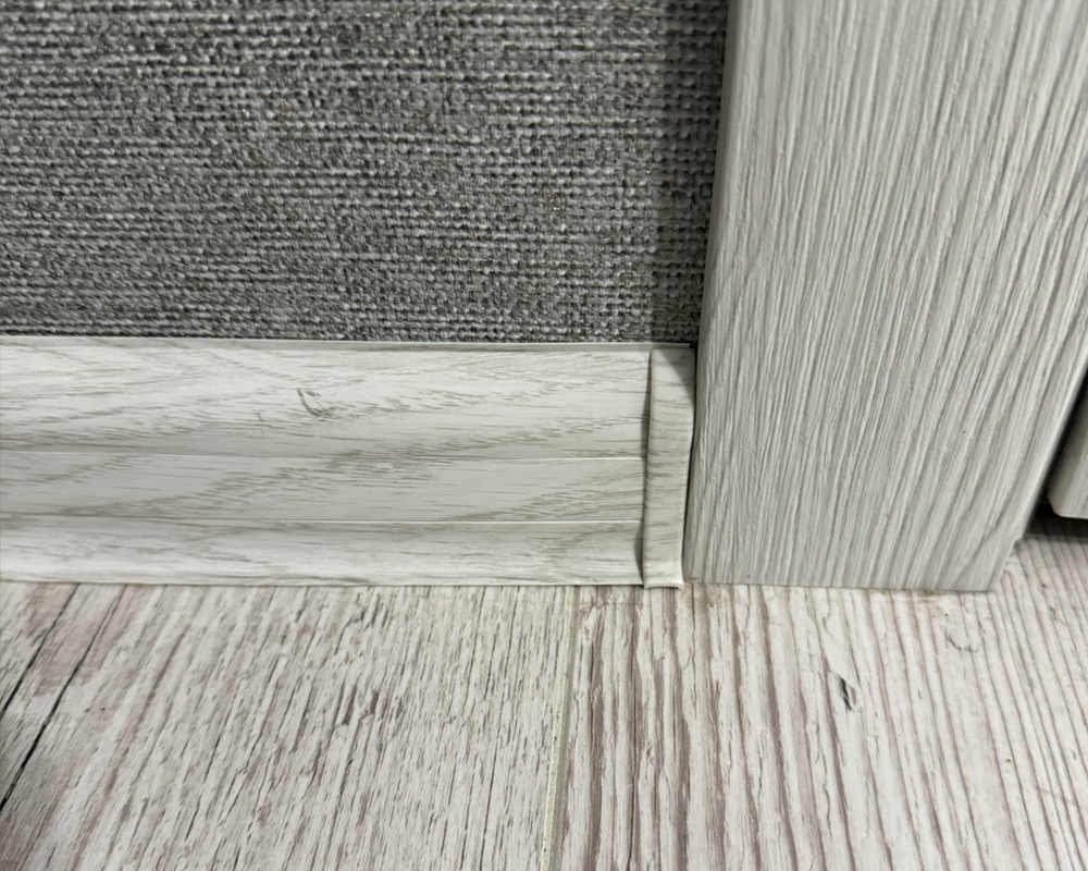 Плинтус ПВХ Волшебная палочка 58мм 2,2м 5801