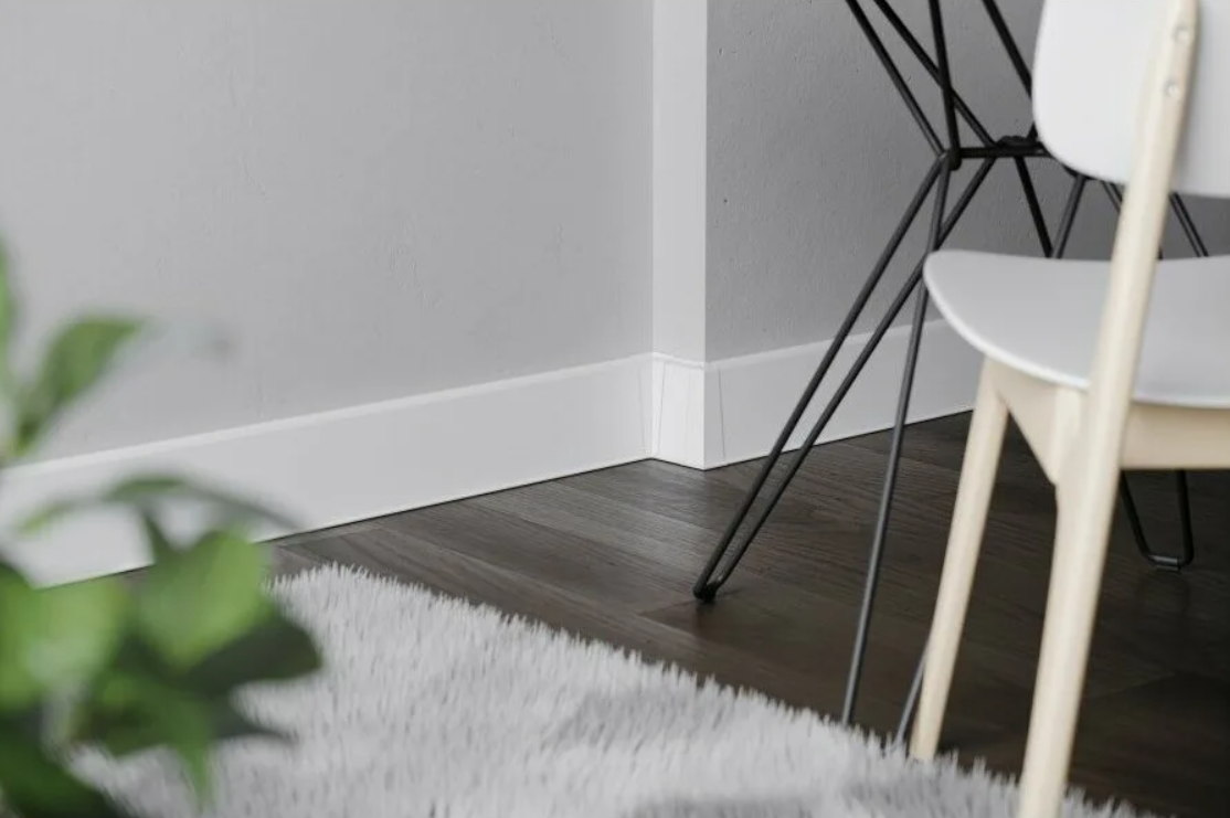 Плинтус ПВХ со съемной панелью Идеал Деконика 70 мм 001 Белый