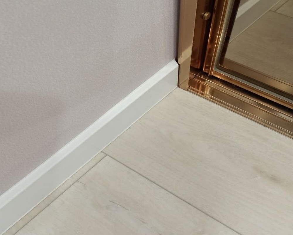 Плинтус ХДФ Dollken Cubu Flex Life XL 80 мм х 2,5 м 5012 Белый