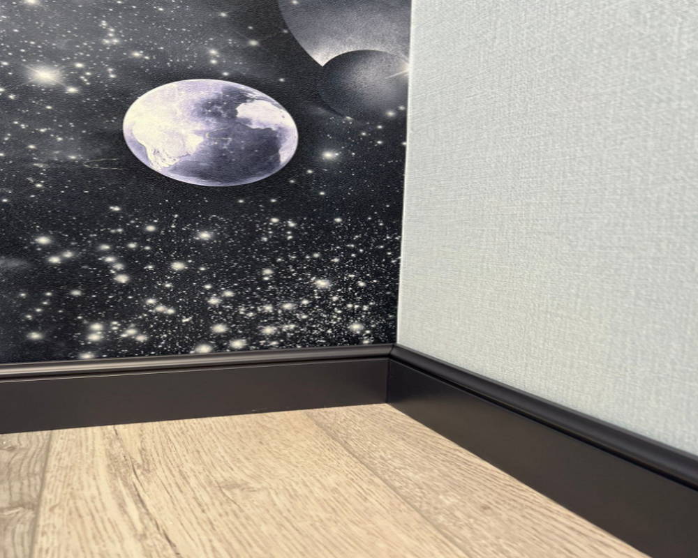 Плинтус из полистирола высокой плотности Волшебная Палочка. Окрашенная. 80мм 2м. RAL 9005