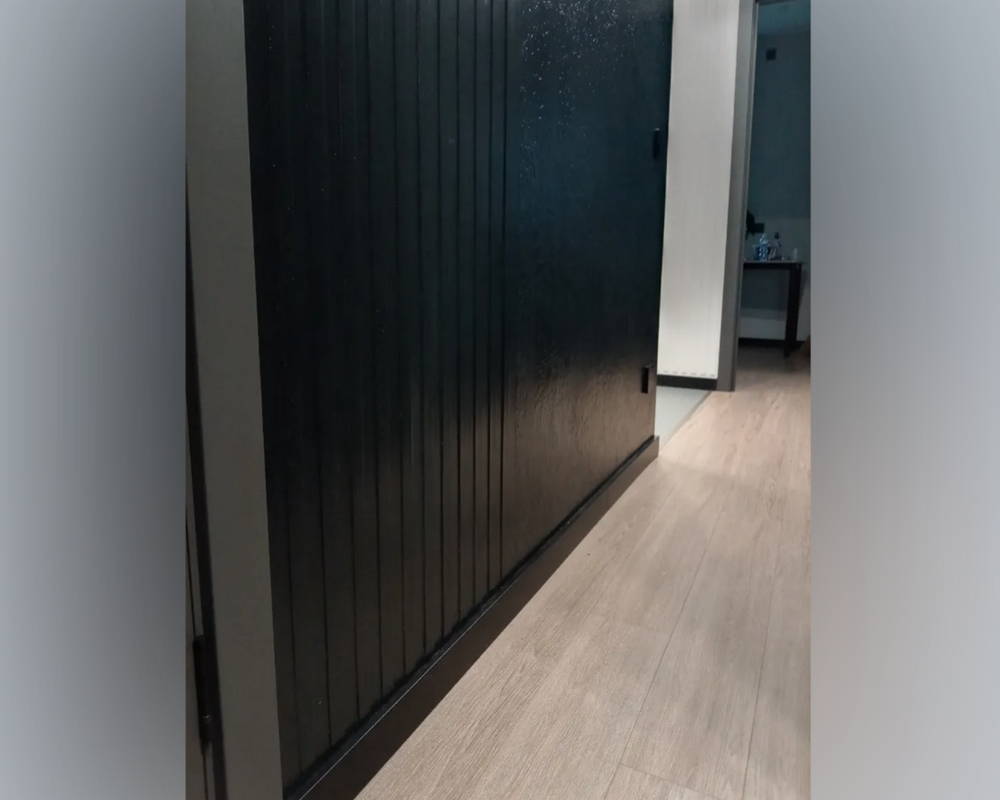 Плинтус из полистирола высокой плотности Волшебная Палочка. Окрашенная. 80мм 2м. RAL 9005