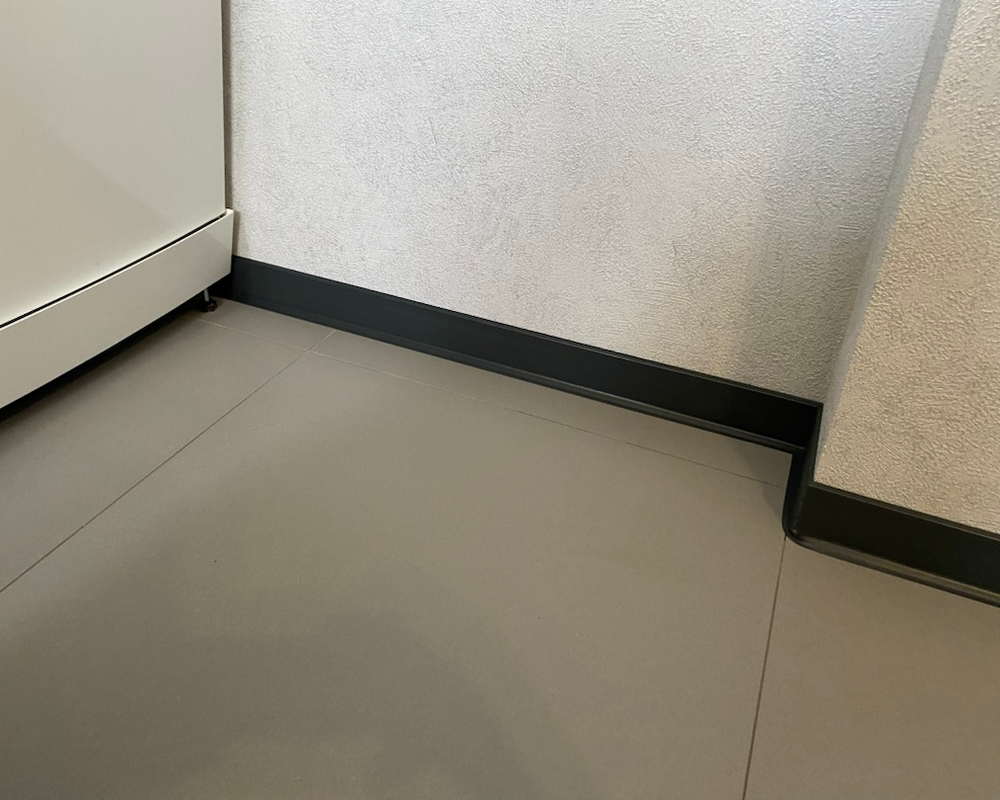 Плинтус ХДФ Dollken S60 60 мм х 2,575м 1001 Чёрный