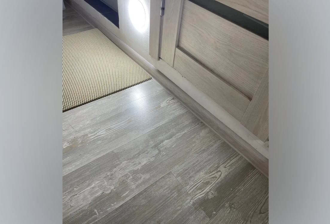 Плинтус ПВХ с кабель-каналом Рико Лео 108 Липа амурская