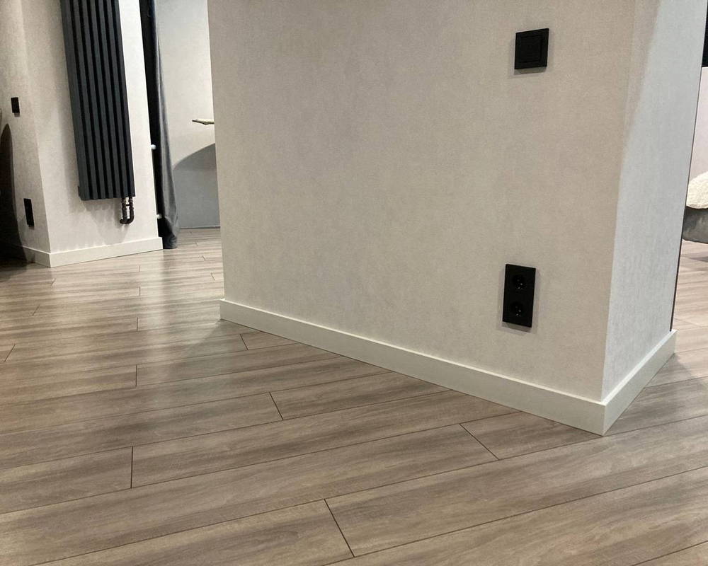 Плинтус из полистирола высокой плотности Волшебная Палочка. Окрашенная. 80мм 2м. NCS 0500-N