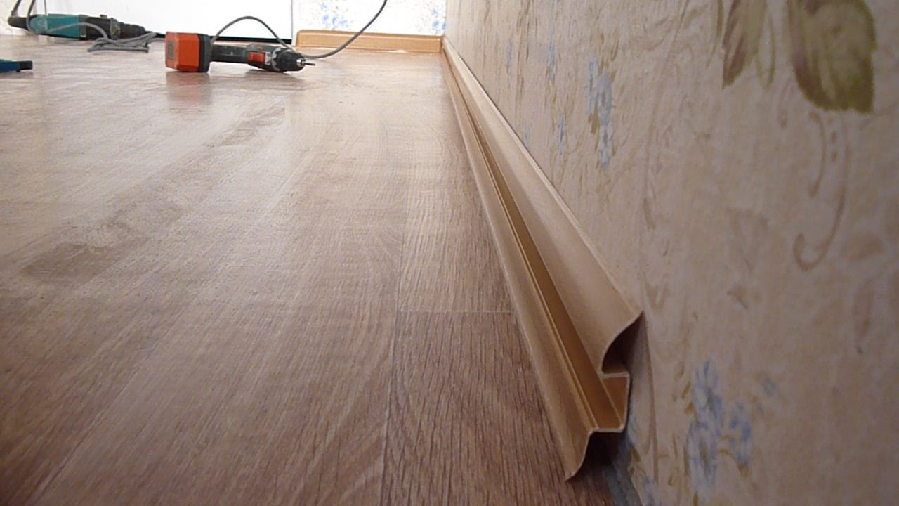 Плинтус ПВХ Волшебная палочка 58мм 2,2м 5816