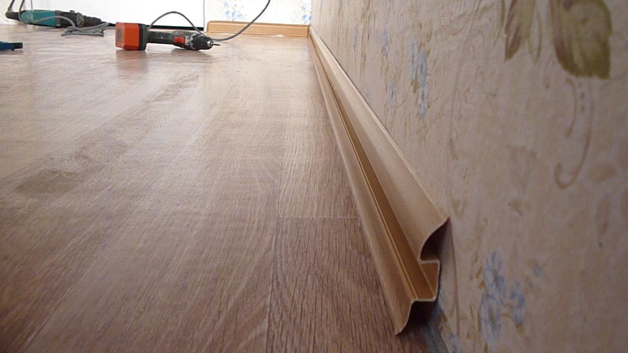 Плинтус ПВХ Волшебная палочка 58мм 2,2м 5816