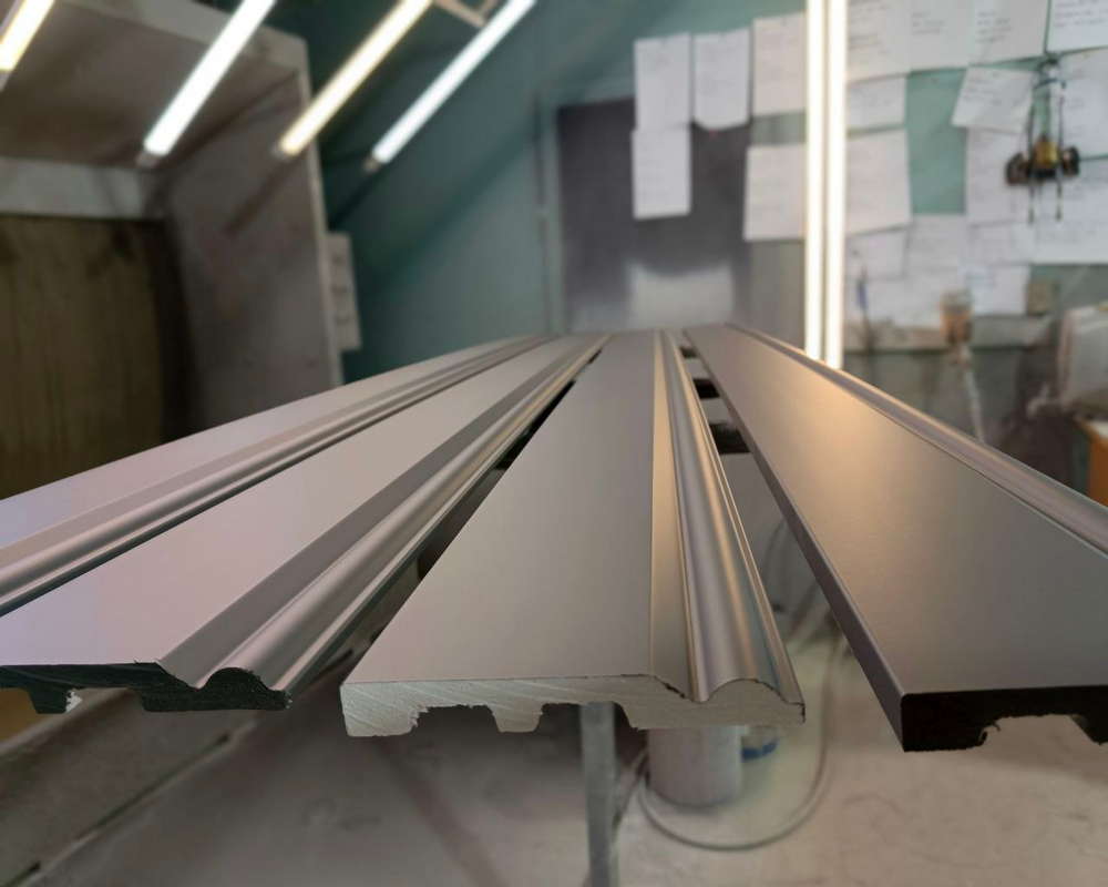 Плинтус ПОЛИСТИРОЛ HI WOOD B140 140мм х 17.5мм х 2,0м. Окраска включена в стоимость