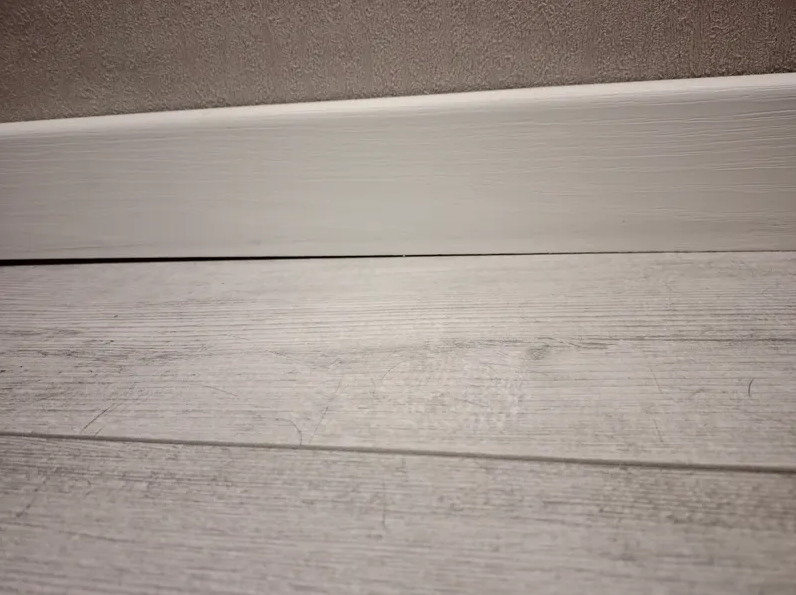 Плинтус МДФ Лука Пл 80МДФ.2700.Point line 24040 Дуб кантри белый