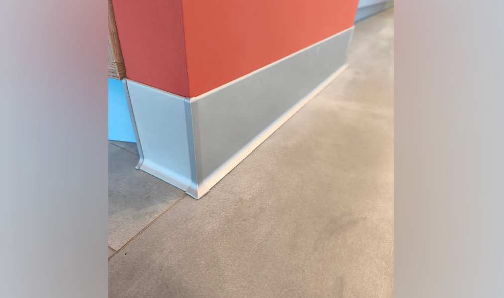 Алюминиевый плинтус AKBD100-MS 2,5м Серебро матовое