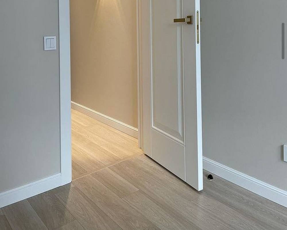 Плинтус ПОЛИСТИРОЛ HI WOOD B140 140мм х 17.5мм х 2,0м. Окраска включена в стоимость