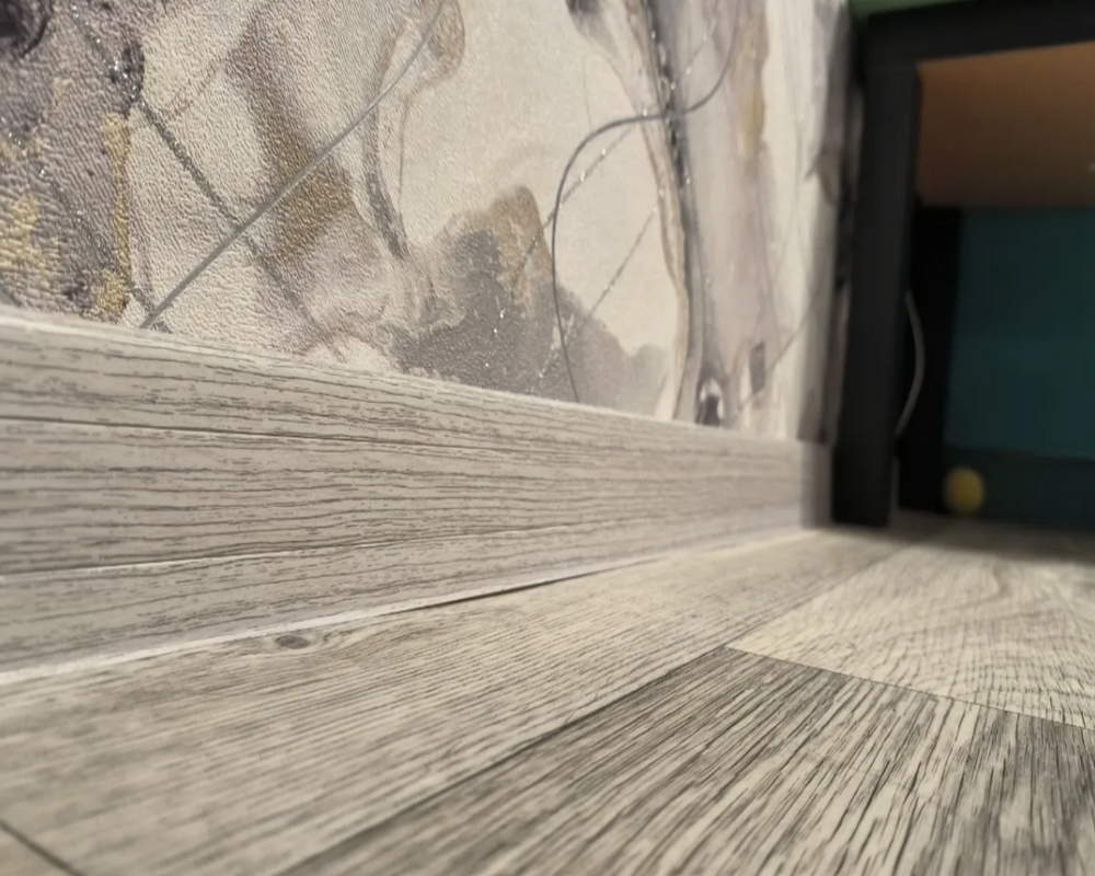 Плинтус ПВХ Salag Lima 72мм 2,5м. Серый гладстоун