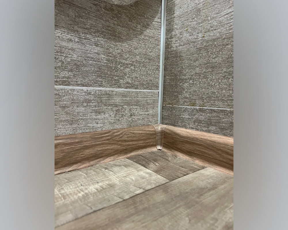 Плинтус ПВХ с кабель-каналом Рико Лео 143 Дуб луаре