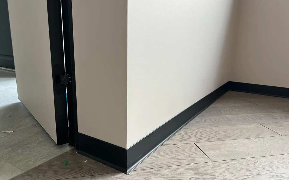 Плинтус алюминиевый Пл 60.2500.15к Черный