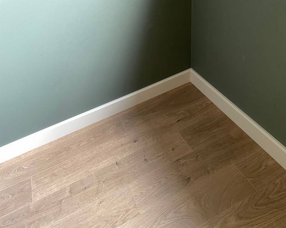 Плинтус Decaro Invisible PL 100  2м ,Белый под покраску