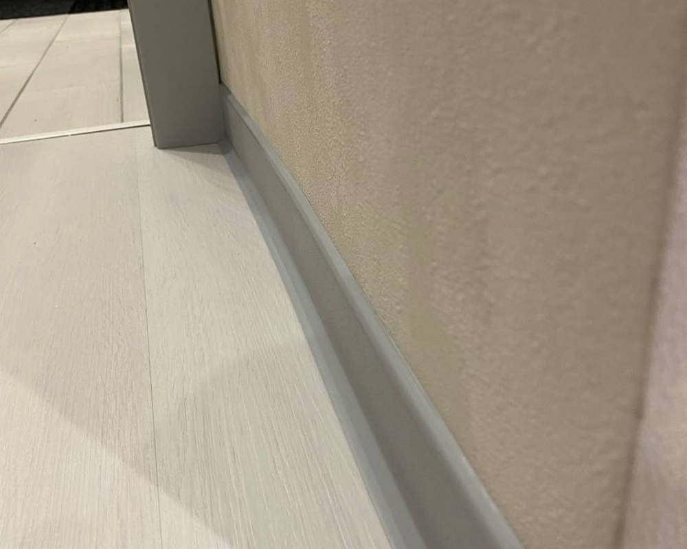 Плинтус ХДФ Dollken S100 100 мм х 2,575м 1202 Светло-серый