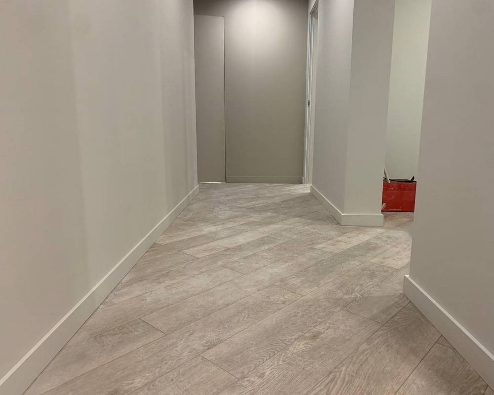 Плинтус из полистирола высокой плотности Волшебная Палочка. Окрашенная. 80мм 2м. NCS 2500-N